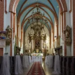 Wnętrze kościoła św. Michała Archanioła w Grodkowie z widokiem na późnobarokowy ołtarz główny w prezbiterium