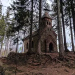 Kaplica świętej Anny w Głuchołazach na wzgórzu, otoczona drzewami