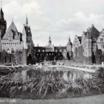 Zamek w Mosznej widziany z boku, rozbudowana bryła z wieżami na tle nieba