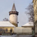 Wieża Woka w Prudniku, średniowieczna wieża zamkowa widoczna między zabudowaniami