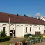 Budynek wozowni i stajni przy zamku w Mosznej, murowany obiekt gospodarczy z łukowymi wjazdami