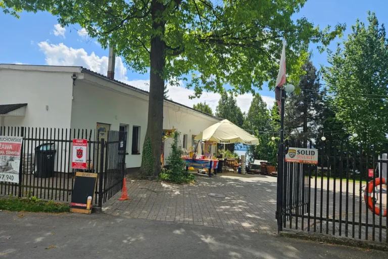 Ośrodek Wypoczynkowy Grek - bezpieczne wejście z bramą, ogrodzeniem i parkingiem nad Jeziorem Otmuchowskim