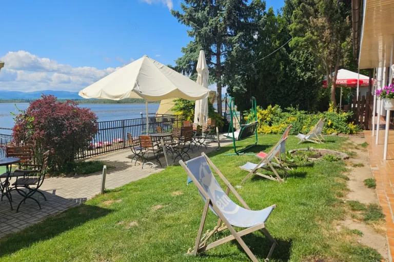 Ośrodek Wypoczynkowy Grek - plaża z leżakiem i widokiem na Jezioro Otmuchowskie