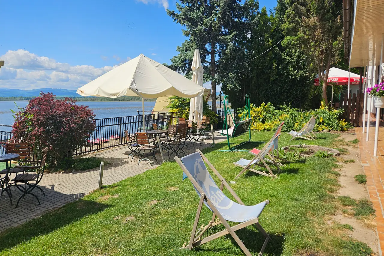 Ośrodek Wypoczynkowy Grek - plaża z leżakiem i widokiem na Jezioro Otmuchowskie