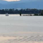 Jezioro Otmuchowskie z Górami Opawskimi w tle i zielonym brzegiem, OW Grek