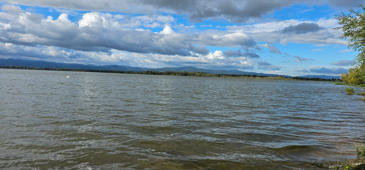 Jezioro Otmuchowskie w pobliżu Ośrodka Wypoczynkowego Grek - widok na jezioro z błękitnym niebem