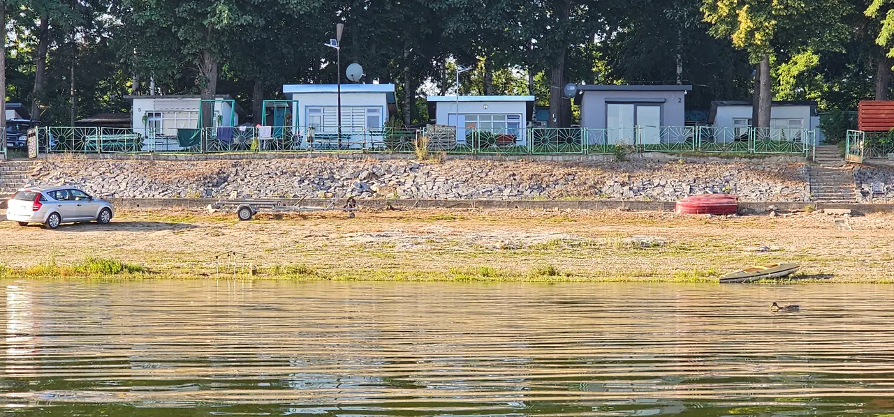 Jezioro Otmuchowskie - plaża z drzewami i zielenią, Ośrodek Wypoczynkowy Grek